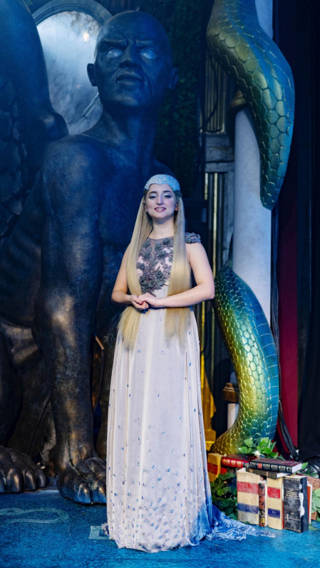 Alba Cuartero, posando junto a uno de los decorados del musical 'La historia interminable'