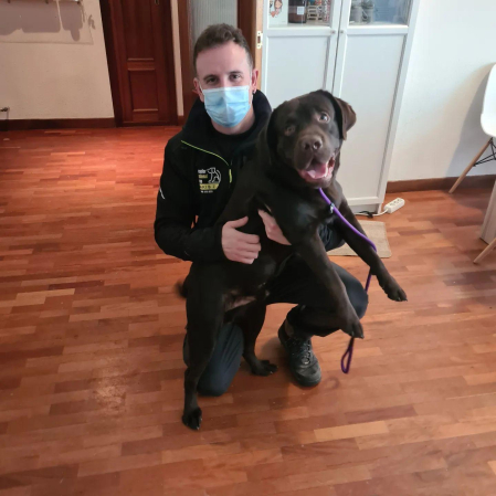 El adiestrador Iñaki Buñuales Zuazo coge en brazos a uno de los perros con los que trabaja