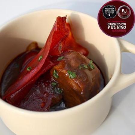 CAFÉ IRUÑA. Carrillera de cerdo al vino tinto con velo de pimiento de cristal