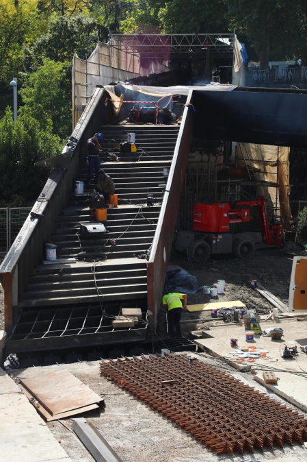 Trabajos en el interior de la pasarela del Labrit de Pamplona