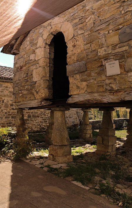 Hórreo del siglo XV, situado en el término de Epároz, en el valle de Urraúl Alto
