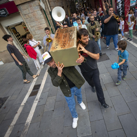 Enterramiento de una cápsula del tiempo del artista Iosu Zapata en Pamplona dentro de los Encuentros 72