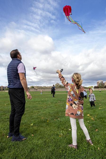 Fotos de la 8º edición del Certamen-Exhibición Solidaria de Vuelo de Cometas organizado por Asociación Navarra contra la Fibrosis Quística (FQ Navarra)