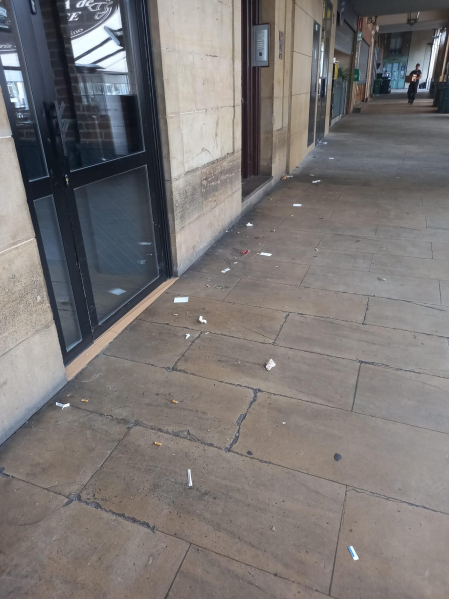 Suciedad a la altura del número 11 de la Plaza del Castillo, pasadas las nueve y media de la mañana de este lunes