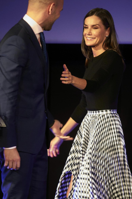 Foto de la reina Letizia durante su visita a Tudela para participar en un homenaje a Pilar Miró en el marco del Festival Ópera Prima.