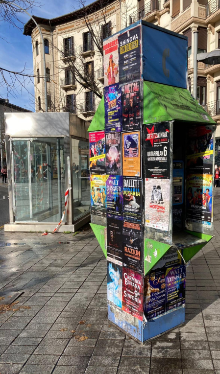"En la Plza. de Merindades (Pamplona) existe esta “cabina telefónica” que por decoro, imagen, ornato y nulo uso (no tiene tfno.) debería desaparecer"