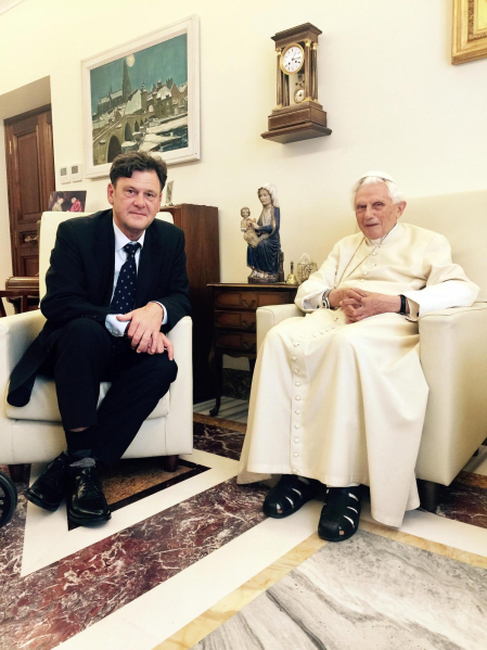 Foto cedida por el periodista, escritor y biógrafo del Papa Benedicto XVI, Peter Seewald, durante uno de sus encuentros.
