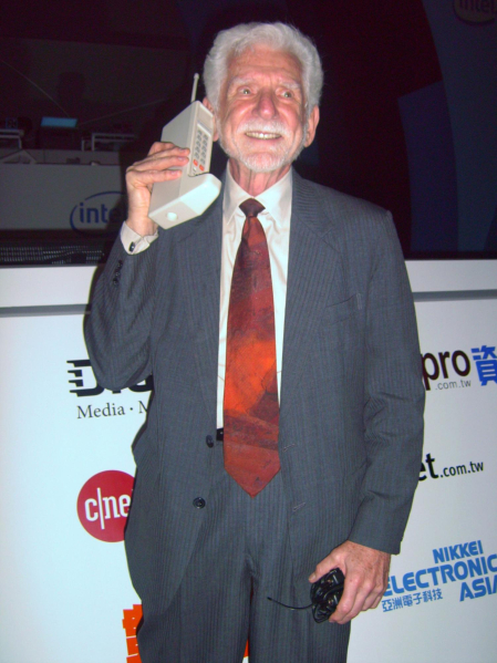 Martin Cooper se inspiró para desarrollar el primer teléfono móvil de la historia, el Motorola DynaTAC, viendo al capitán Kirk usar su comunicador en la serie Star Trek