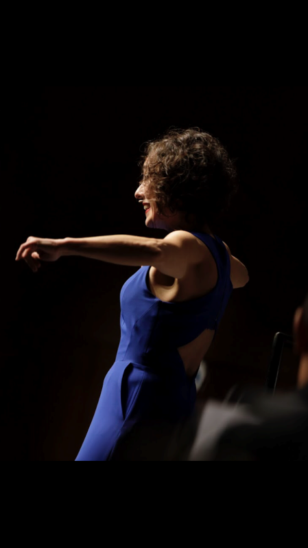 Belén Otxotorena, interpretando 'El secreto del viento azul'