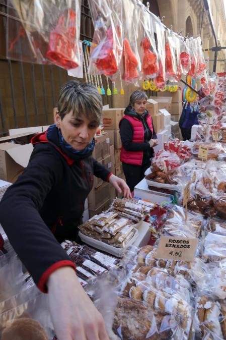Imagen del mercadillo y procesión en honor a San Blas este viernes, 3 de febrero, en Pamplona.