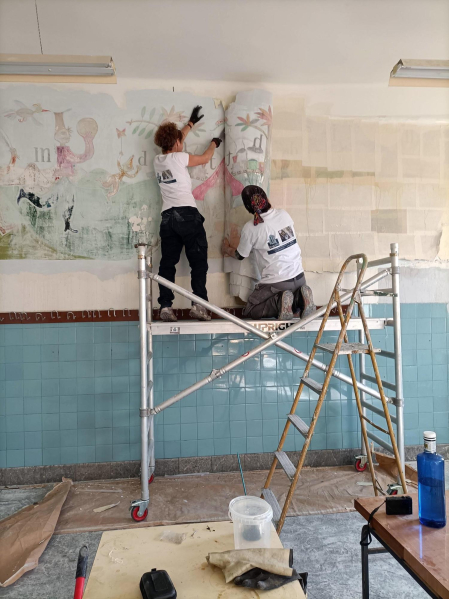 Dibujos de la artista 'Pitti' Bartolozzi en el aula de Maristas, despegados para su traslado a civivox Ensanche.