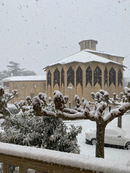 Fotos de la nevada de este lunes en la basílica del Puy de Estella. /