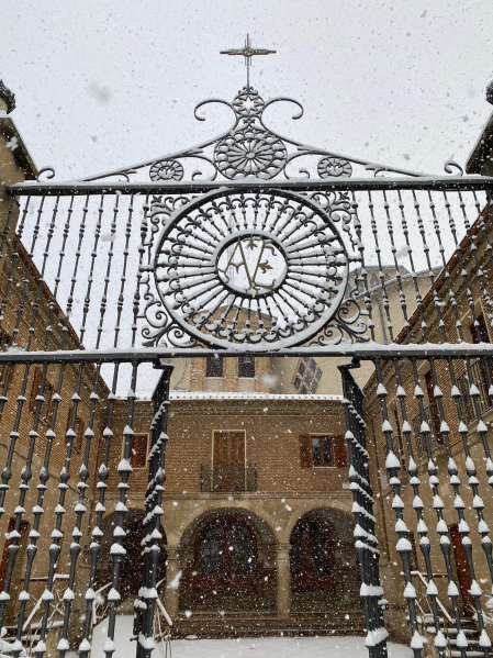 Fotos de la nevada de este lunes en la basílica del Puy de Estella. /