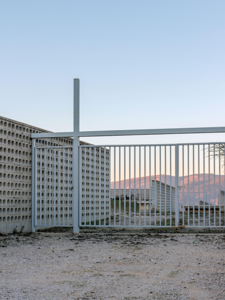 ‘Frío’, del fotógrafo pamplonés Guillermo Agramonte, ha ganado el XIX concurso de fotografía del COAVN con una imagen del cementerio de Añorbe