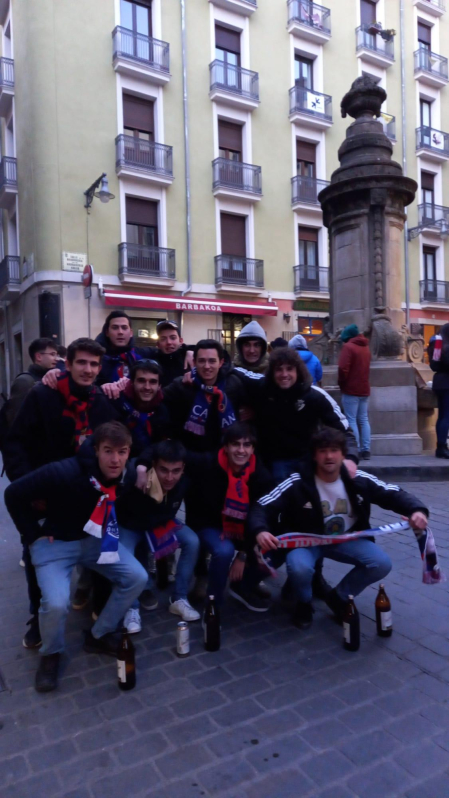 Aficiones del Athletic de Bilbao y Osasuna confraternizan en las calles de lo Viejo antes del partido.