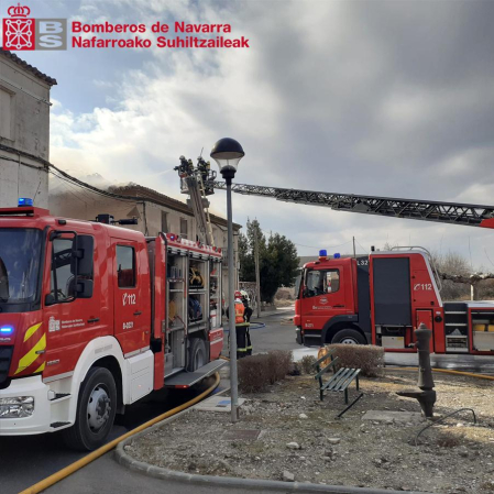 Fotos del incendio de una casa en Cortes en el barrio de la Estación. /