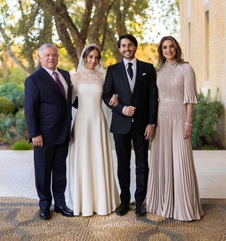 El rey de Jordania con su mujer, Rania, y la pareja de novios