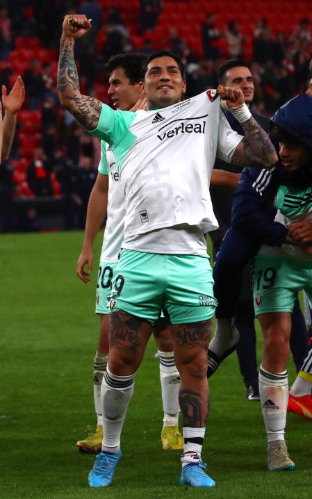 Fotos de la celebración de los jugadores de Osasuna en San Mamés./