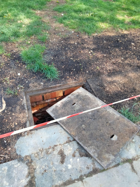 Un peligro en la Vuelta del Castillo frente a la calle Esquíroz. /