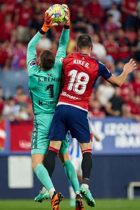 Fotos del partido Osasuna-Real Sociedad y del homenaje a la plantilla de 2005./