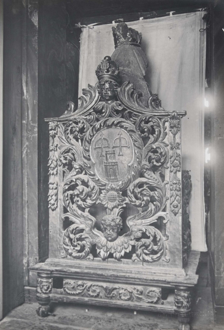 Trono barroco realizado por Juan Angel Nagusia y José Bravo (1736) para la titular de Los Arcos