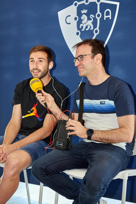Los jugadores del C.A. Osasuna atienden este jueves, 4 de mayo, a los medios de comunicación durante el 'Media Day' del club en el estadio de El Sadar