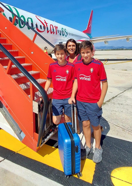 Imagen de los aficionados rojillos en su viaje hacia Sevilla para ver en La Cartuja la final de la Copa del Rey entre Osasuna y Real Madrid.