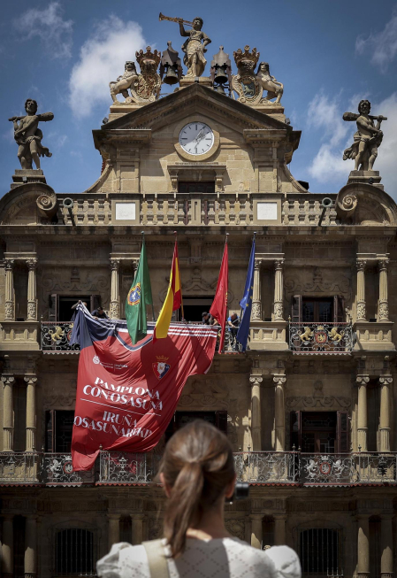 Fotos de la camiseta gigante de Osasuna colocada en la fachada del Ayuntamiento de Pamplona para animar al equipo de cara a la final de la Copa del Rey frente al Real Madrid.