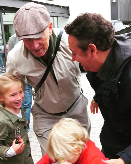 Bruce Springsteen junto al padre de los niños, Marcos, el pequeño Markos Lander y Leyre Chloé