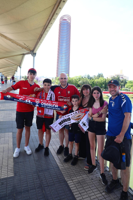 Fotos de la afición de Osasuna por las calles de Sevilla.