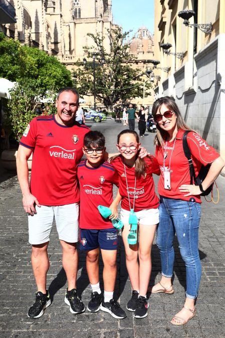 Fotos de la afición de Osasuna por las calles de Sevilla.