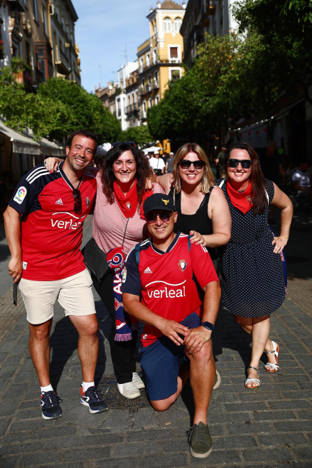 Fotos de la afición de Osasuna por las calles de Sevilla.