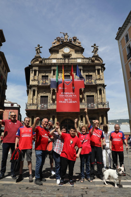 Fotos de los aficionados de Osasuna en las calles del centro de Pamplona el día de la final de la Copa del Rey frente al Real Madrid.