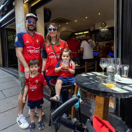 Fotos de los aficionados de Osasuna en las calles del centro de Pamplona el día de la final de la Copa del Rey frente al Real Madrid.