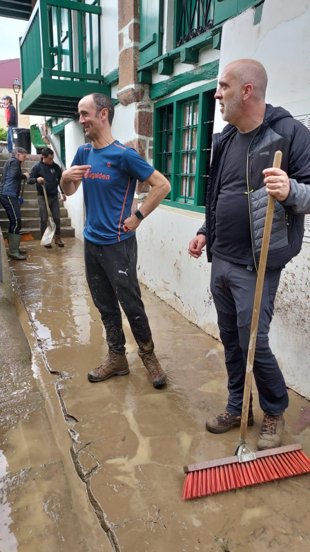 Vecinos limpiando en Bera tras la tormenta.