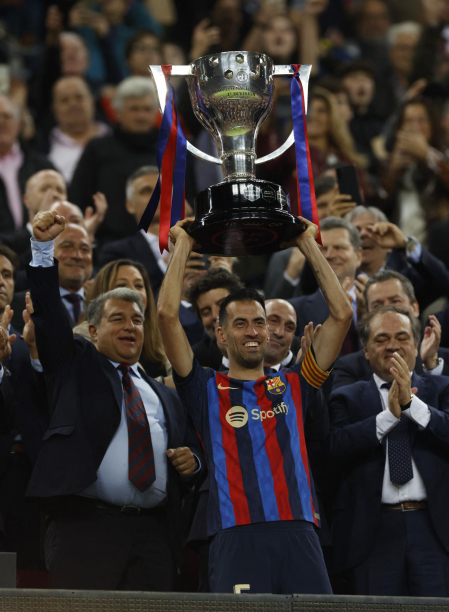 El capitán del Barcelona, Sergio Busquets, levanta el trofeo de campeón de Liga