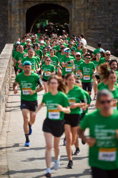 Fotos de la novena marcha solidaria contra el cáncer en Pamplona./