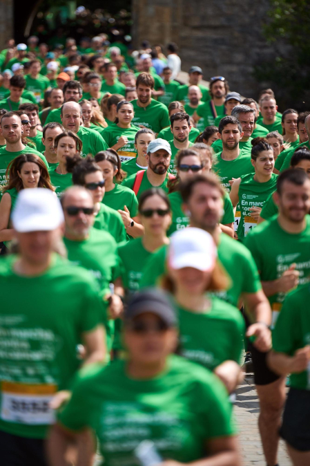 Fotos de la novena marcha solidaria contra el cáncer en Pamplona./