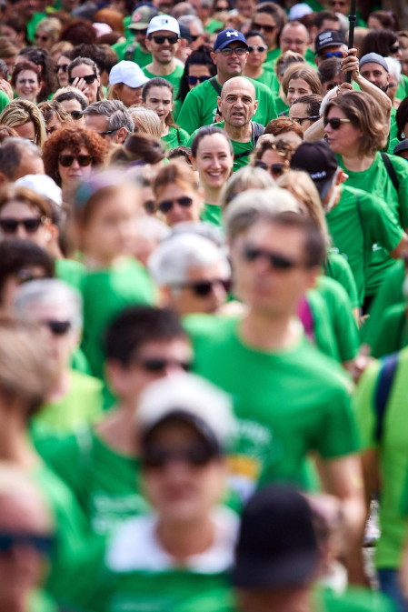Fotos de la novena marcha solidaria contra el cáncer en Pamplona./