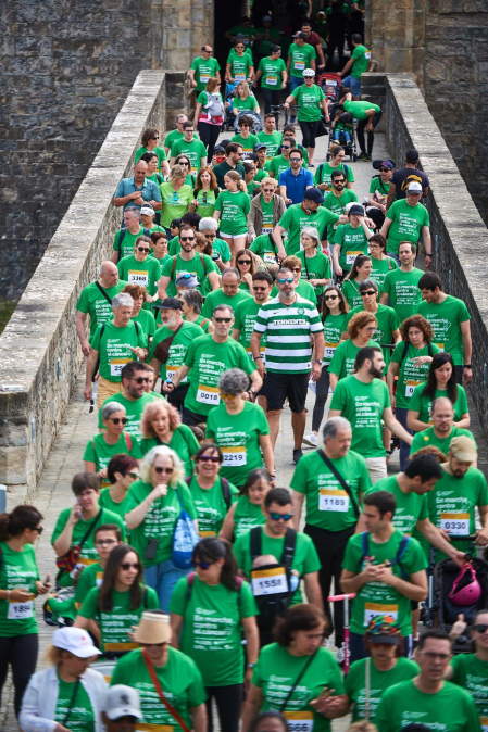 Fotos de la novena marcha solidaria contra el cáncer en Pamplona./