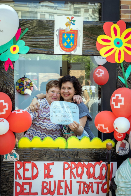 Fotos de la concentración por el buen trato a las personas mayores en Burlada./