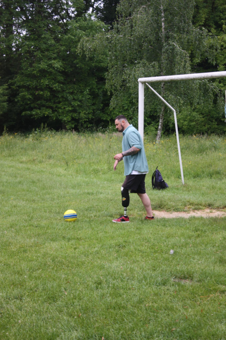 Un militar ucraniano juega fútbol en un campo de Kernytsya.