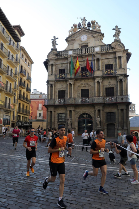 Fotos de La Media San Fermín 2023.