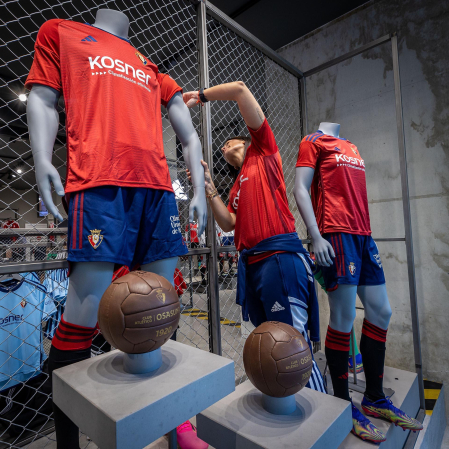 Fotos de las nuevas camisetas de Osasuna.
