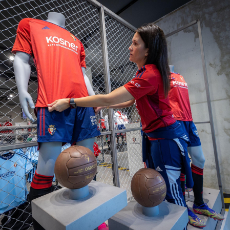 Fotos de las nuevas camisetas de Osasuna.