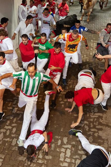 Primer encierro de San Fermín en el tramo del callejón de la Plaza de Toros