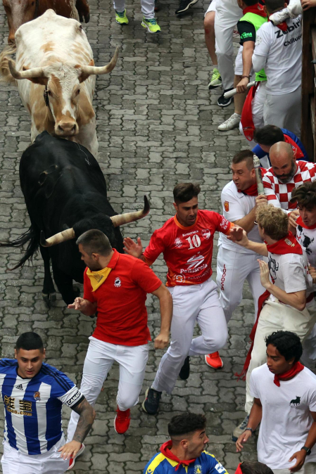 Primer encierro de San Fermín en el tramo del exterior de la Plaza de Toros