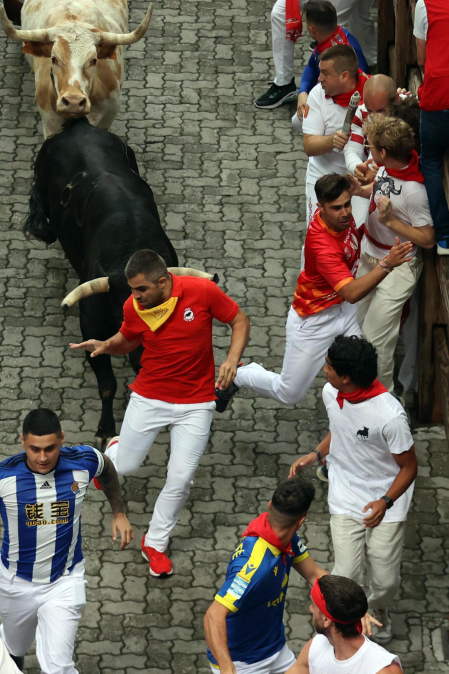 Primer encierro de San Fermín en el tramo del exterior de la Plaza de Toros