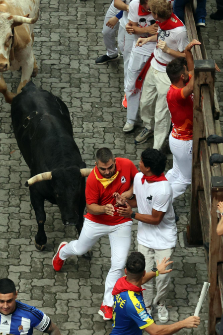 Primer encierro de San Fermín en el tramo del exterior de la Plaza de Toros
