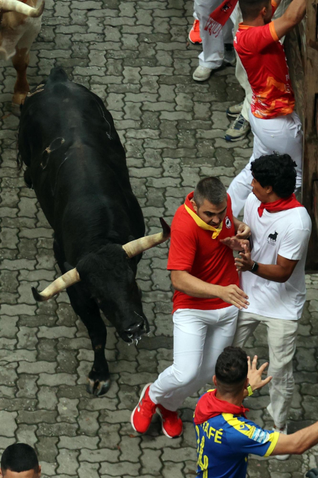 Primer encierro de San Fermín en el tramo del exterior de la Plaza de Toros
